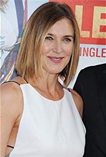 How tall is Brenda Strong?